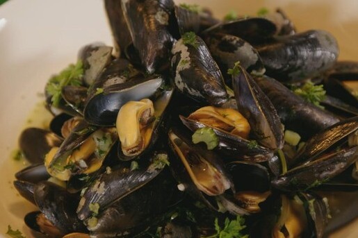 Klassieke Franse soep en gemarineerde mosselen