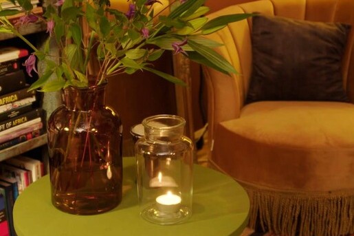 Een stoffenwinkel omtoveren tot woonkamer