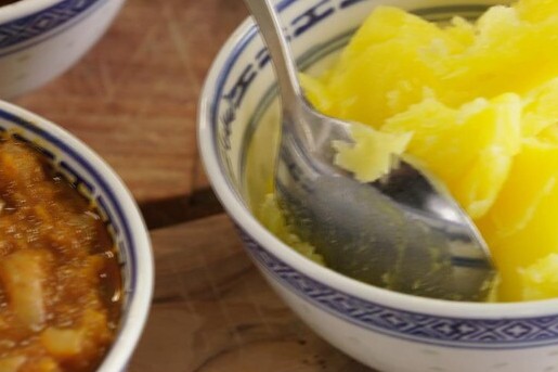 Ramon maakt een heerlijk gerecht bij het Eritrese bier