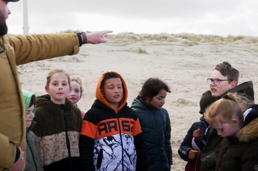 Schelpen zoeken met natuur-beleef-expert Tim