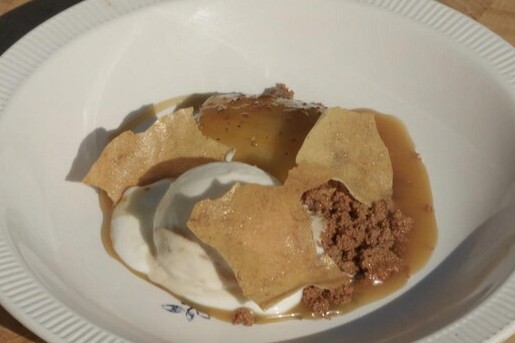 Dessert met appelstroop ijs, bruine-boterkruim en karnemelk karamel