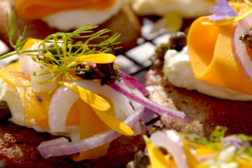 Moestuin blini's van rode biet en mierikswortel