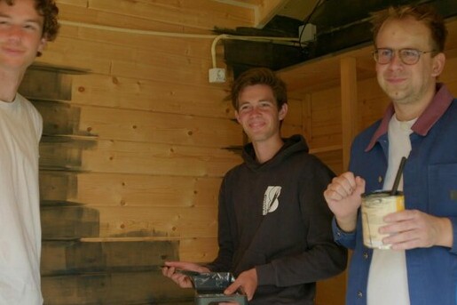 Theo-Bert geeft dit tuinhuisje meer kleur