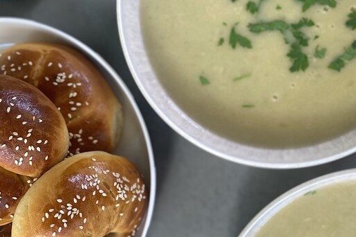 Artisjoksoep met gevulde broodjes