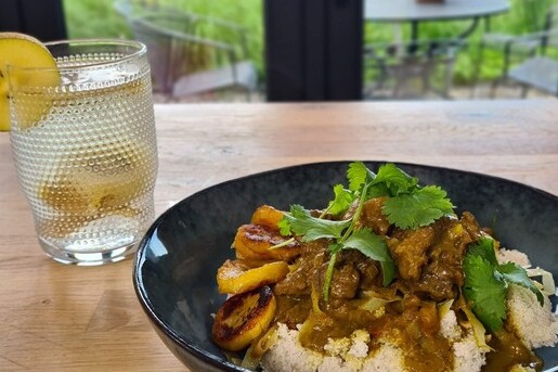 Fonio met kerrie runderstoof