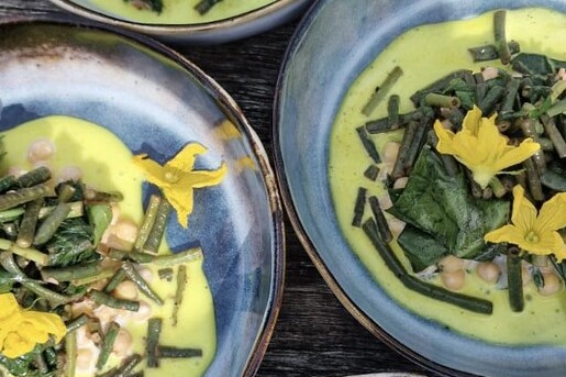 Surinaamse kousenband met tajerblad en roti massala