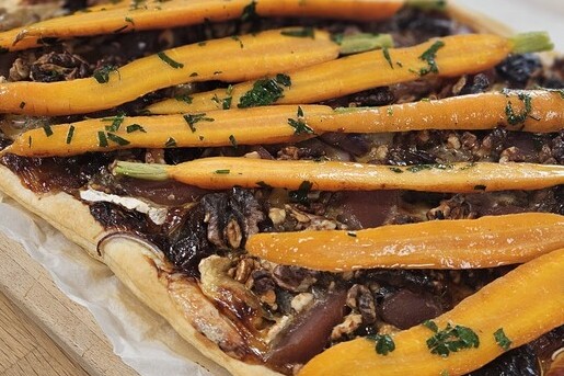 Plaattaart met camembert, wortel, walnoten en stoofperen