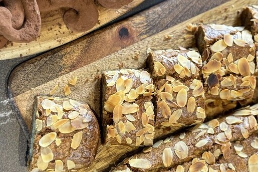 Ramon maakt banketstaven voor de Sint