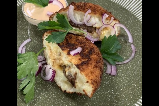 Maak van kerstkliekjes deze gefrituurde aardappelballetjes met stoofvlees