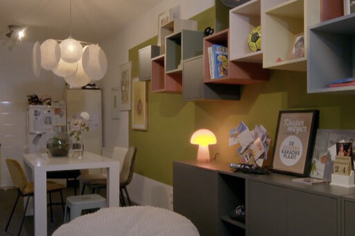 Theo-Bert tovert de woonkamer van Jasper om tot muziekstudio