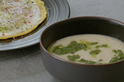 Chef-kok Geneal maakt een wintersoep met een pannenkoek