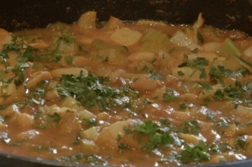 Winters stoofgerecht van kabeljauw met witte bonen, paksoi en saffraan