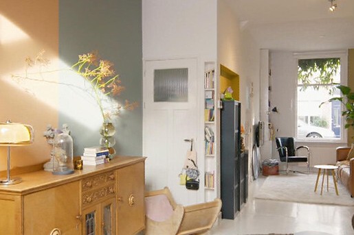 Theo-Bert brengt sfeer in de woonkamer van Noor en haar dochter