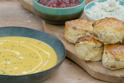 Hartige scones van zuurkool met wortelsoep