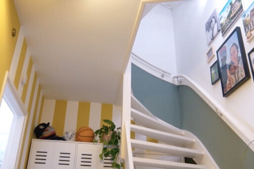 Theo-Bert knapt een gang op met tropische vrolijkheid