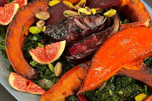 Warme boerenkoolsalade met pompoen, radicchio, vijgen en biet uit de oven