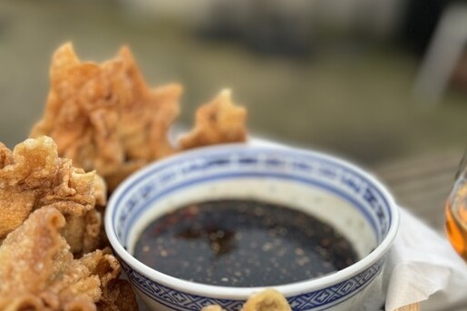 Ramon maakt gefrituurde pangsit met zoetzure gembersaus