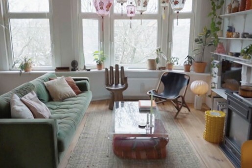 Een kleurrijk ingericht huis met vintage en souvenirs