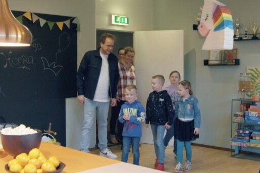 Theo-Bert knapt een dorphuis op zodat kinderen er een feestje kunnen geven