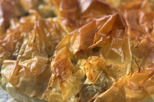 Een hartige taart van filodeeg met kruidige Surinaamse kip