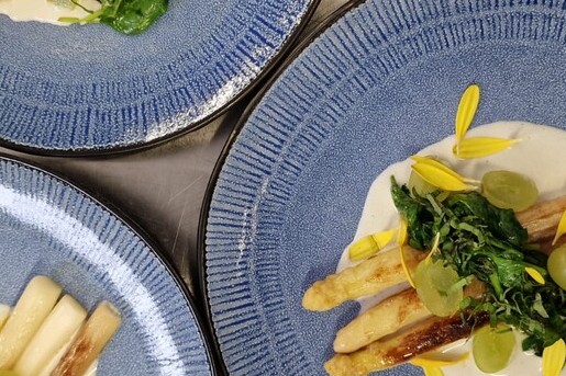 Asperges met spinazie, druiven en een frisse cashewsaus