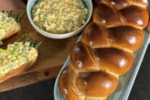 Eiersalade met groene aspergesoep en versgebakken vlechtbrood