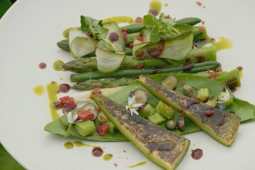 Groene voorjaarssalade met asperge en courgette