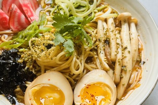 Noedelsoep met gemarineerde eieren en zoetzure bietjes