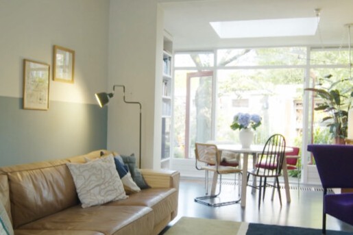 Theo-Bert steekt de woonkamer van mantelzorger Ruth in mooie kleuren