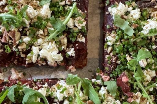 Hartige taart met biet