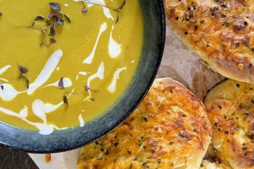 Chef-kok Ramon maakt knolselderijsoep en kaasbroodjes