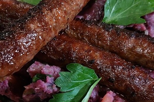 Hutspot van paarse peen en zoetzure uien