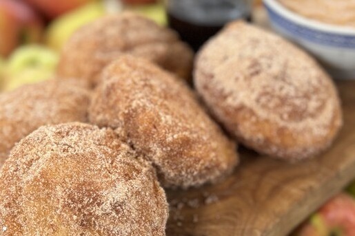 Appelbeignets met appel-perenstroop en kardemom