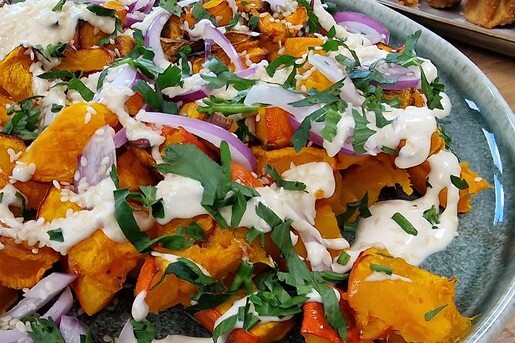 Pangsit met oosterse kipvulling en frisse pompoensalade met tahin