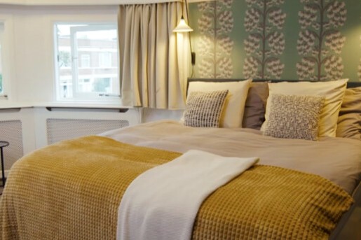 Interieurstylist Theo-Bert tovert met kleur en stof in een slaapkamer