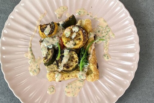 Chef-kok Geneal maakt een plaattaart met groente