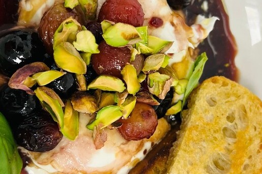 Burrata met pistache en warme kersen in balsamico