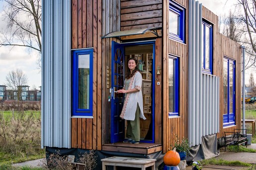 Eva woont in haar zelfgebouwde tiny house met slimme woonoplossingen