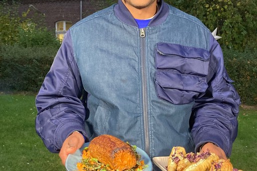 Pompoen ‘’rollade’’ met boerenkool gestoofd in broodbier en pastinaak met kruidenboter