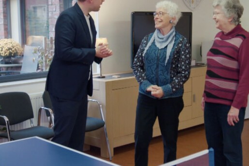 Theo-Bert, Manon en Simon slaan de handen ineen om een woongroep in kerstsfeer te brengen