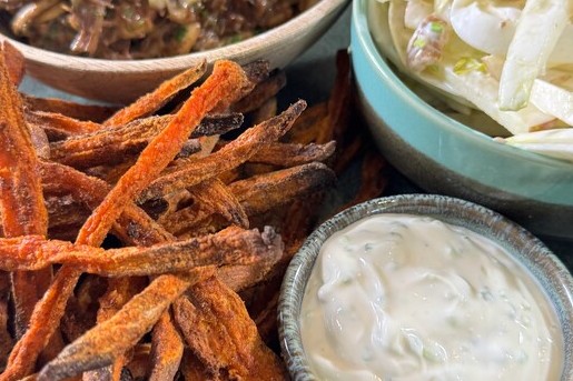 Stoofschotel met zoete aardappelfriet uit de oven