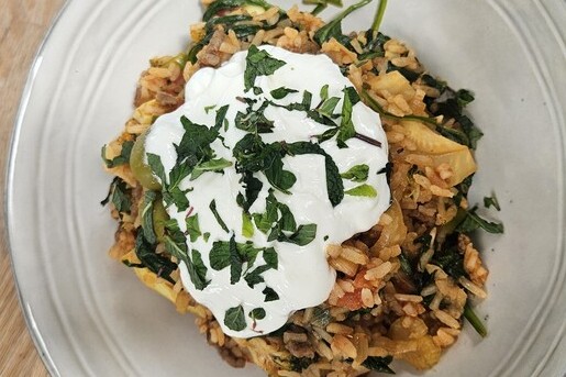 Chef-kok Sharon maakt een lekker en betaalbaar eenpansgerecht. Rijst met tomaten, gehakt, broccoli, venkel, prei, spinazie en olijven. Lekker en makkelijk!