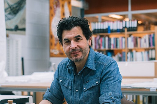 Sadegh restaureert eeuwenoude wandkleden en tapijten in Cruquius