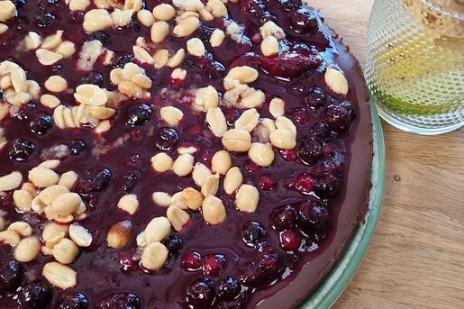 No-bake chocoladecake met rood fruit en sinaasappel