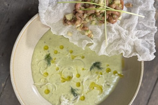 Soep van mosterd, aardappel en prei met salade van Hollandse garnalen