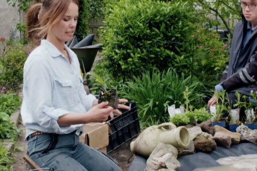 Manon en Simon leggen een mini-vijver aan