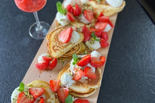 American pancakes met mascarpone en aardbeien