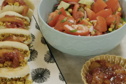 Arepa's met uiencompote en tomatensalade