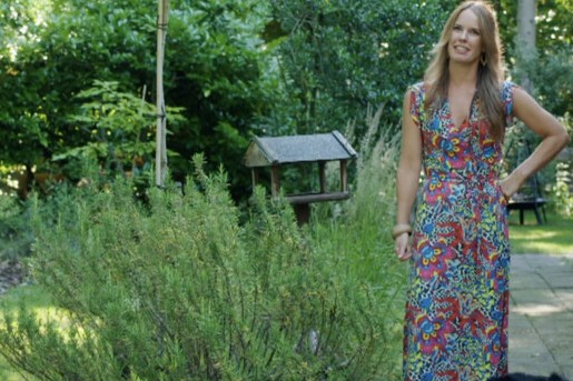 Manon bij haar vakantiehuisje