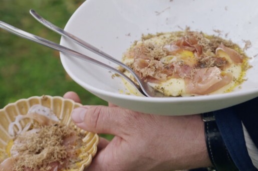 Aardappelmousseline met dungesneden rauwe ham en verse truffel